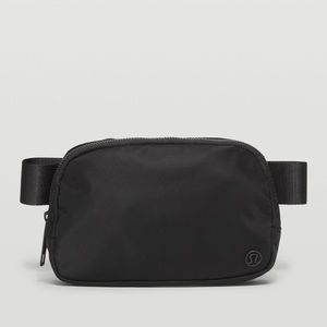 Lululemon Everywhere Belt bag in black